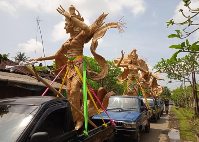 KONVOI : Patung bidadari ulatan bambu diberangkatkan dari Banjar Kelingkung, Desa Lodtunduh, Ubud menuju Alas Harum Bali, Jalan Raya Tegallalang, Minggu (13/3). (ISTIMEWA)