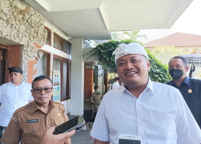 Bupati Gianyar, I Made Mahayastra yang ditemui di lobi kantor Bupati Gianyar didampingi Kepala BPKAD Gianyar Ngakan Ketut Jati Ambarsika dalam beberapa kesempatan. (DOK. BALI EXPRESS)