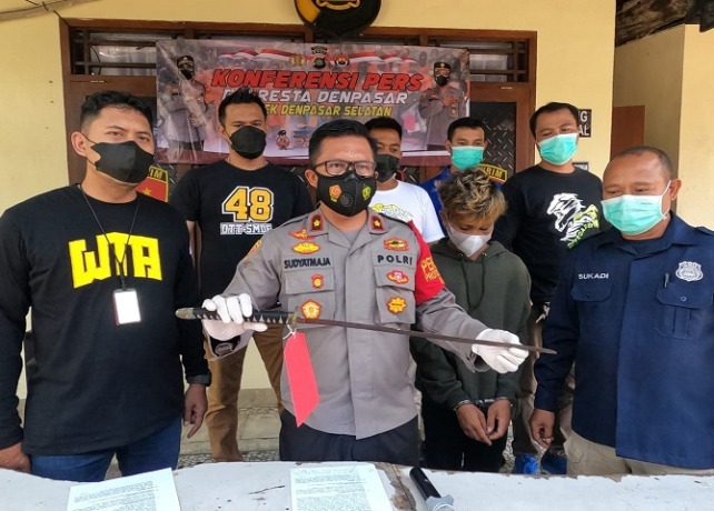 UNGKAP: Kompol I Gede Sudyatmaja saat mengungkap penangkapan atas Yandi di Polsek Denpasar Selatan. (ISTIMEWA)