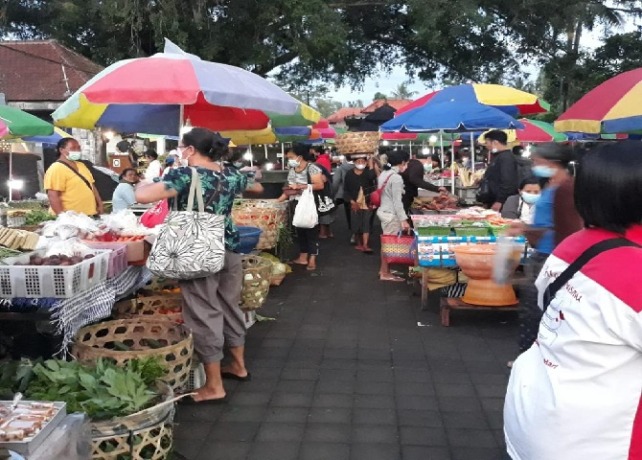 RELOKASI : Relokasi pedagang Pasar Ubud ke Sentral Parkir Monkey Forest dan Sentral Parkir Pura Batukaru Sambahan, Minggu (20/3). (ISTIMEWA)