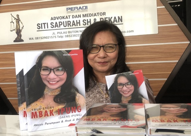 BUKU : Siti Sapurah alias Ipung saat peluncuran buku yang berisi perjalanan hidupnya. (ISTIMEWA)