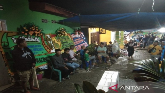 DUKA : Rumah duka pebalap Kuntet Khalisa di lorong Bangau, Kelurahan Benu-Benua, Kecamatan Kendari, Barat, Kota Kendari dipadati pelayat, Minggu (6/3/2022) malam. Antara/Harianto.