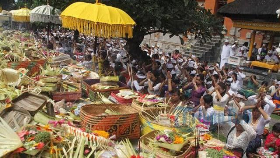 SEMBAHYANG : Umat Hindu sembahyang membeludak di Pura Jagatnatha bila Hari Saraswati, sebelum pandemi. dok Bali Express