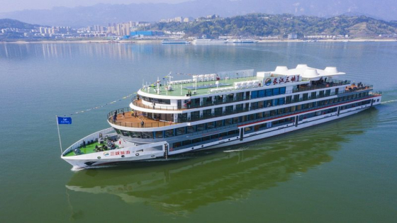 PESIAR : Kapal pesiar bertenaga listrik terbesar di dunia buatan China Yangtze River-Three Gorges Dam 1 melakukan pelayaran perdana di Yichang, Provinsi Hubei, Selasa (29/3/2022). Antara/CFP-CGTN.