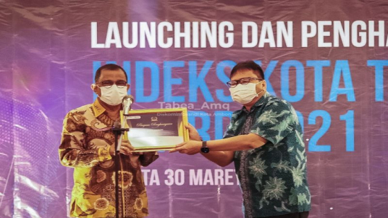 AMBON : Direktur Setara institut, Ismail Hasani menyerahkan penghargaan kepada Wali Kota Ambon, Richard Louhenapessy di Ambon, Rabu (30/3/2022) malam. Antara/HO - Diskominfosandi kota Ambon.