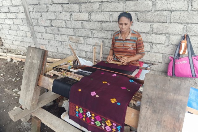 TETAP BERTAHAN : Kerajinan kain tenun cag-cag di Lingkungan Pemedilan, Kelurahan Dauhwaru, Kecamatan/Kabupaten Jembrana, Selasa (29/3). (GDE RIANTORY/BALI EXPRESS/BALI EXPRESS)