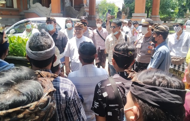 KRAMA : Krama Desa Adat Bugbug, Karangasem saat mendatangi MDA dan DPRD Bali, Rabu (23/3). (ISTIMEWA)