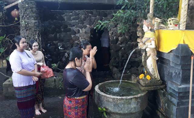 MALUKAT: Pamedek malukat di Pura Campuhan Windhu Segara saat Banyu Pinaruh beberapa waktu lalu. (DEWA KRISNA PRADIPTA/BALI EXPRESS)