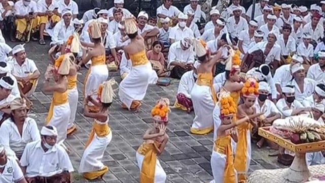 USABA NINI: Rangkaian Ngusaba Nini di Desa Adat Pesinggahan, Klungkung, beberapa waktu lalu. (ISTIMEWA)