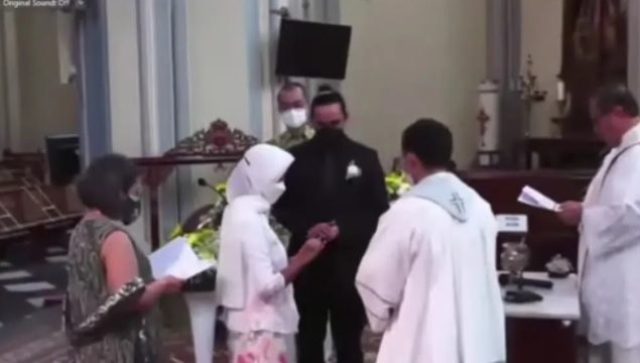 NIKAH BEDA AGAMA: Pernikahan beda agama Stafsus Presiden Jokowi Ayu Kartika Dewi di gereja. (ISTIMEWA)