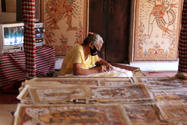 SENIMAN: Seorang seniman lukis wayang klasik Kamasan berusaha selesaikan lukisannya, beberapa waktu lalu. (DOK. BALI EXPRESS)