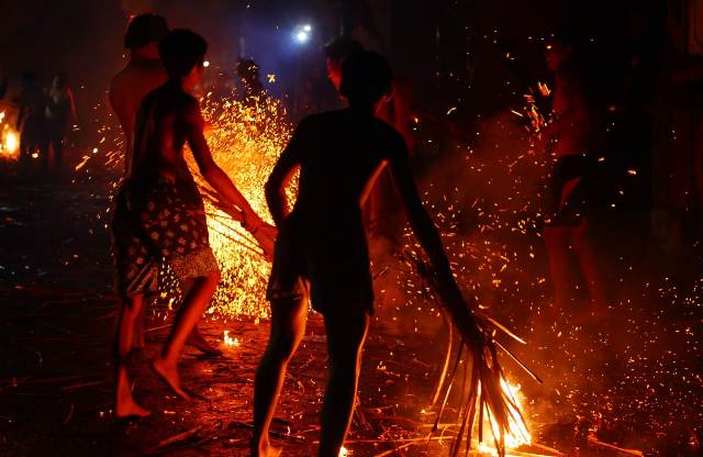 PERANG API: Tradisi Perang Api saat pengrupukan di Desa Padang Bulia, Kecamatan Sukasada, Buleleng. (I Putu Mardika/Bali Express)