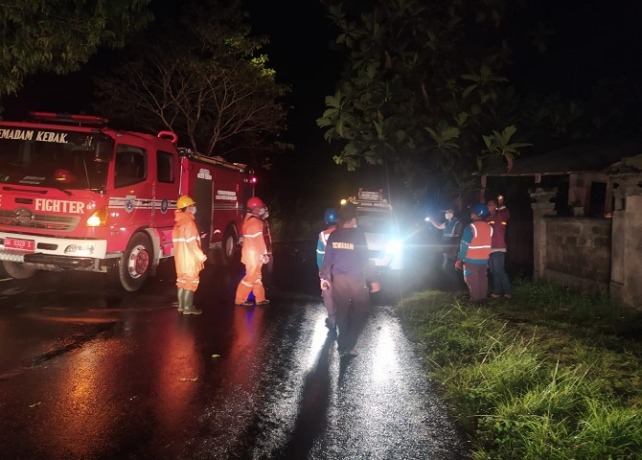 BUI: Budiada terpaksa merasakan dinginnya dibalik jeruji besi akibat menganiaya dengan sajam. (AGUNG BAYU/BALI EXPRESS)