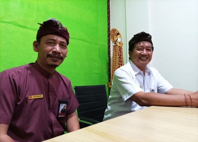 Direktur Bank Daerah Gianyar, Anak Agung Gede Bagus Darma Arimbawa (baju merah) didampingi Direktur Utama Bank Daerah Gianyar, Nyoman Suparsa Widana. (DEWA RASTANA/BALI EXPRESS)