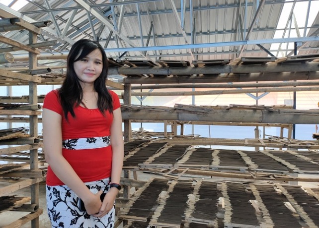 USAHA : Nyoman Tiya Martini, pengusaha dupa harum di Buleleng. (DIAN SURYANTINI/BALI EXPRESS)