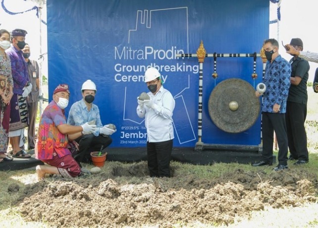 1.	BATU PERTAMA : Wakil Gubernur Bali Tjokorda Oka Artha Ardana Sukawati didampingi Direktur PT. Mitra Prodin Robert Hensby serta Bupati Jembrana I Nengah Tamba melakukan peletakan batu pertama pembangunan pabrik baru PT Mitra Prodin, Rabu (23/3). (GDE RI