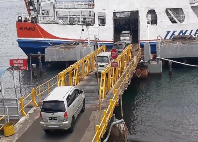 LENGGANG : Kondisi lenggang di pelabuhan penyebrangan Gilimanuk, Selasa (3/3). (GDE RIANTORY/BALI EXPRESS)
