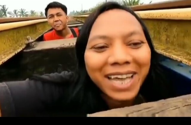 VIRAL: Aksi Youtuber Dede Inoen membuat konten di bawah kolong rel kereta api.