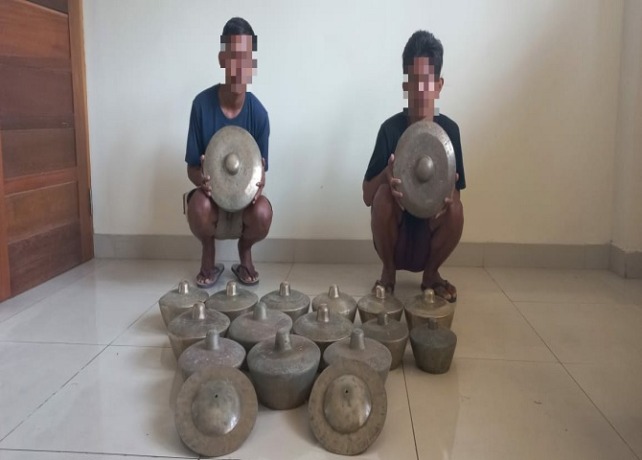 TERKUAK: Dua pencuri gamelan yang salah satunya masih dibawah umur saat diamankan. (ISTIMEWA)