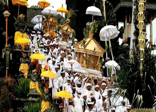 MELASTI: Ribuan umat hindu iringi pemelastian, serangkaian Upacara Tawur Tabuh Gentuh Lan Karya Ida Bhatara Turun Kabeh di Pura Agung Besakih, pada Selasa (15/3). (ADI PRABAWA/BALI EXPRESS)