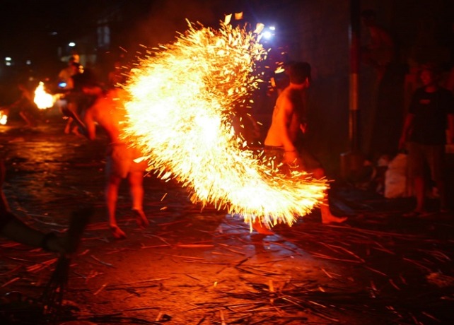 Perang Api Tradisi Perang Api Padangbulia, Simbol Meredam Amarah Dalam Diri - Bali ...