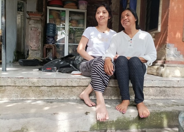 BERSYUKUR : Ni Made Sasih, 48, bersama putrinya Kadek Evi Oktaviani, 25, yang ditemui Selasa (8/3). (DEWA RASTANA/BALI EXPRESS)