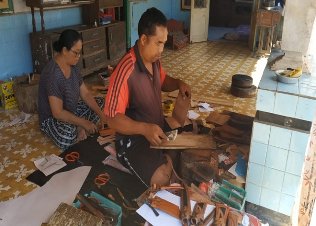 PENGRAJIN : Pande Nyoman Artono saat membuat sarung pisau di Banjar Pande, Desa Sidan, Kecamatan/Kabupaten Gianyar. (ISTIMEWA)