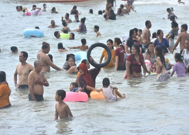 DISERBU WARGA : Pantai Sanur masih menjadi idaman warga Kota Denpasar saat Hari Ngembak Geni. (AGUNG BAYU/BALI EXPRESS)