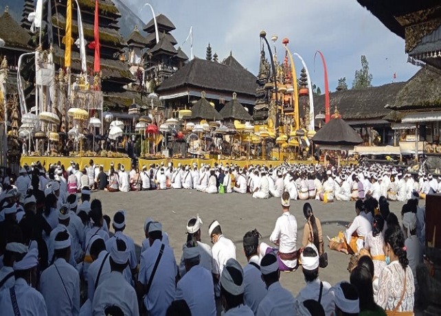 NYINEB: Pemedek yang tangkil pada Kamis (7/4), melakukan persembahyangan bersama sebelum nyineb. (ISTIMEWA)