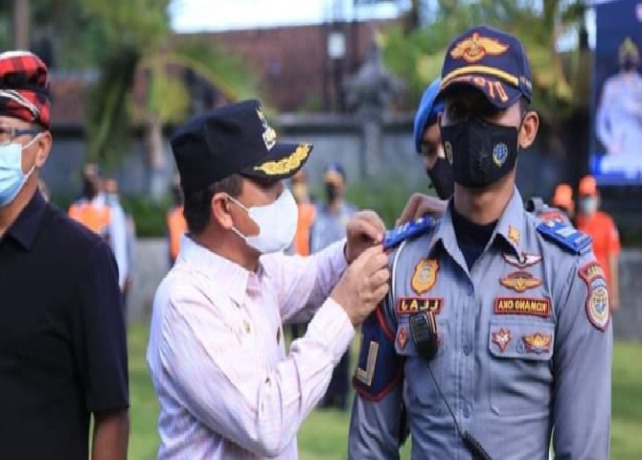 SIAGA : Bupati Suwirta saat memimpin apel gelar pasukan Operasi Ketupat Agung 2022 di Klungkung, Jumat (22/4). (istimewa)