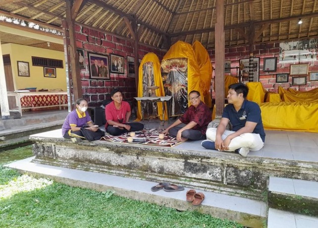 PENGHARGAAN : Pencipta Paket Wisata Barong dan Legong, Dewa Rai Budiasa yang menerima Sertifikat Citra Raksata. (ISTIMEWA)