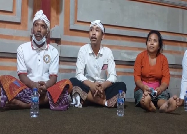 KLARIFIKASI : Putu S saat memberikan klarifikasi dihadapan Prajuru Pura Samuan Tiga dan pemedek, Jumat (29/4). (ISTIMEWA)
