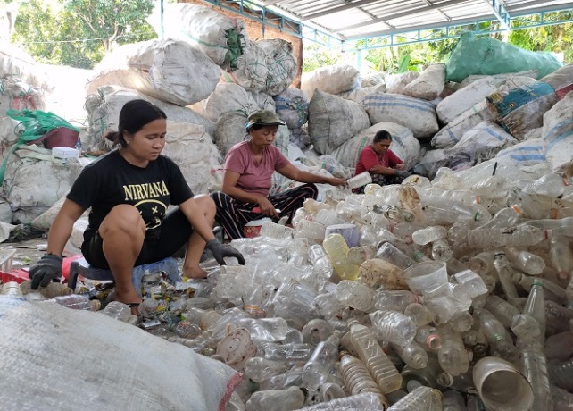 SAMPAH PLASTIK : Pekerja ibu-ibu di rumah plastik singaraja, desa Petandakan. (DIAN SURYANTINI/BALI EXPRESS)