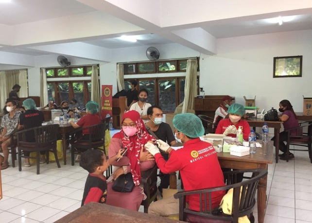 VAKSINASI: Fitriani saat mengikuti vaksinasi booster di Universitas Triatma Mulya, Sabtu (9/4). (PUTU RESA KERTAWEDANGGA/BALI EXPRESS)