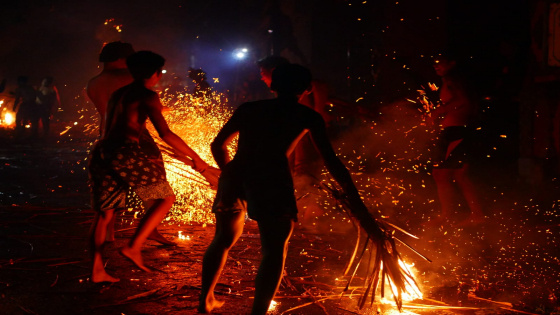 PERANG API: Tradisi perang api saat Pangrupukan di Desa Padang Bulia, Kecamatan Sukasada, Buleleng. I Putu Mardika/Bali Express.