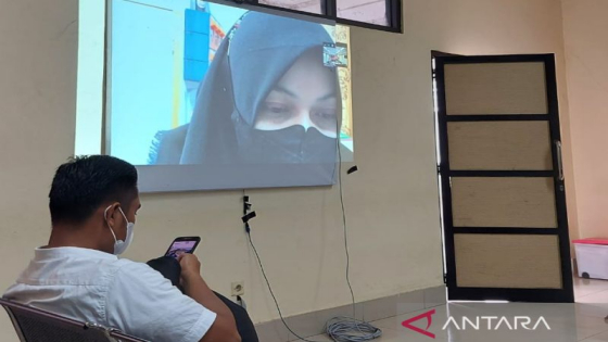 SIDANG : Terdakwa Arini Listiani Chalid menjalani sidang secara daring di Pengadilan Tipikor Banjarmasin, Kalimantan Selatan, Senin (4/4/2022). Antara/Firman