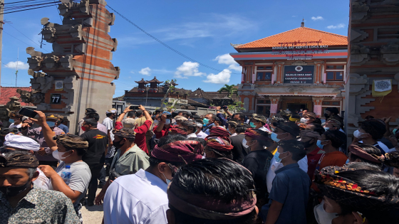 GERUDUG MDA: Warga Bugbug, Karangasem, mendatangi Kantor MDA Karangasem, Senin (4/4).Adi Prabawa