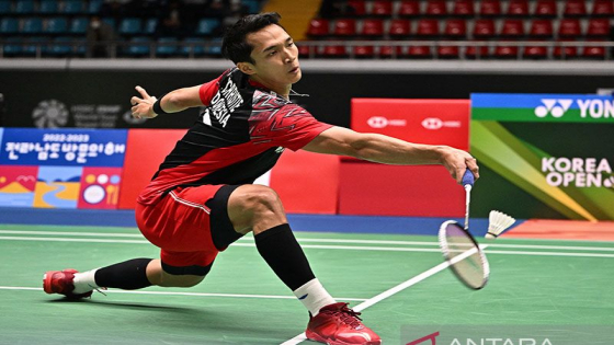 JOJO : Pebulutangkis Indonesia Jonatan Christie alias Jojo melakukan pukulan balik melawan Srikanth Kidambi dari India dalam pertandingan semifinal tunggal putra di Kejuaraan Bulu Tangkis Korea Terbuka di Suncheon (9/4/2022). Antara/AFP/Jung Yeon-je.