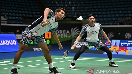 KOREA OPEN : Fajar Alfian (kiri) dan Muhammad Rian Ardianto (kanan) dari Indonesia bermain melawan pasangan Indonesia Muhammad Shohibul Fikri dan Bagas Maulana pada pertandingan semifinal ganda putra di Korea Open Badminton Championships di Suncheon, (9/4