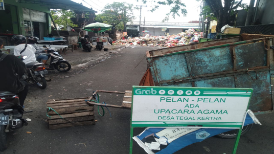 DIBIARKAN : Sampah di TPS Monang-Maning dibiarkan meluber dan tak diatensi selama seminggu. (Agung Bayu/Bali Express)