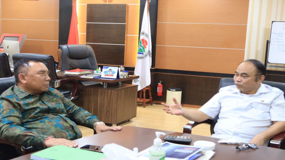 KOORDINASI : Bupati Jembrana I Nengah Tamba (kiri) saat berkoordinasi dengan Wamendes PDTT Budi Arie Setiadi di Jakarta, Selasa (12/4). Humas Pemkab Jembrana for Bali Express