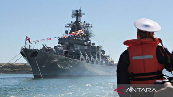 ARSIP : Seorang pelaut melihat kapal penjelajah rudal Rusia, Moskva, yang ditambatkan di Pelabuhan Laut Hitam, di Sevastopol, Ukraina, 2013. Antara/Reuters/Stringer.