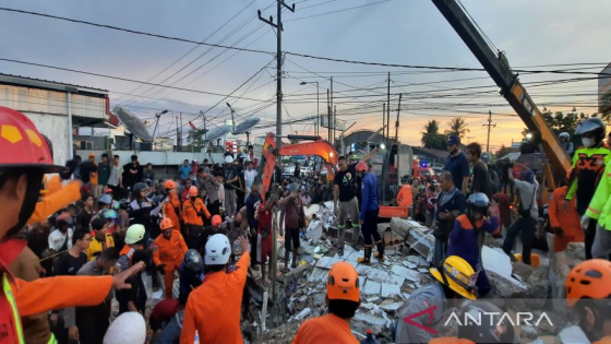 ALFAMART : Petugas berupaya melakukan evakuasi korban yang terjebak reruntuhan bangunan Alfamart di Kalsel, Senin (18/4/2022). Antara/Firman