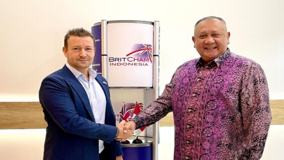 BARU : Olly Riches (kiri), Senior Managing Director, SEA, Michael Page Group mengucapkan selamat kepada Rino Donosepoetro (kanan), Vice Chairman, ASEAN & President Commissioner Indonesia of Standard Chartered Bank atas pengangkatannya sebagai Chairman of