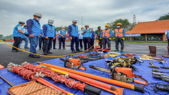 SIAGA : Direktur Utama PT PLN (Persero) Darmawan Prasodjo mengunjungi sejumlah unit PLN di beberapa kota untuk memimpin Apel Siaga Idul Fitri . Ist