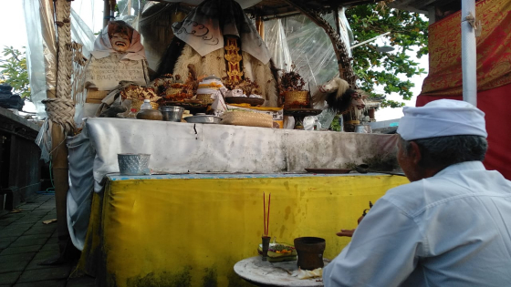 SEMBAHYANG: Pamangku Pura Agung Manik Batu Jro Mangku I Nyoman Dauh sembahyang di pura setempat. Krisna Pradipta/Bali Express