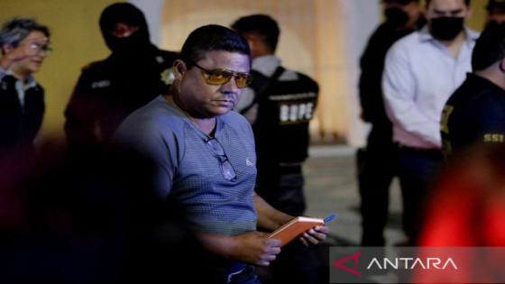 TANGKI : Mario Escobar, ayah dari gadis berusia 18 tahun yang hilang, Debanhi Escobar, meninggalkan motel Nueva Castilla setelah pihak berwenang menemukan mayat seorang wanita di tangki air di Escobedo, Meksiko, 22 April 2022. Antara/Reuters/Daniel Becerr