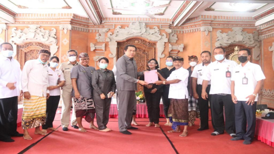 KUNJUNGAN: Komisi IV DPRD Badung saat mengunjungi Desa Adat Bale Agung, Kecamatan Mengwi, Badung, Rabu (20/4). Ist