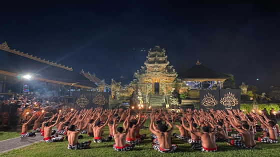KECAK:&nbsp;Tari Kecak Kolosal yang dipentaskan oleh Sabha Yowana Kumuda Singasari, Desa Adat Blahkiuh di Jaba Pura Kahyangan Jagat Luhur Giri Kusuma. Ist