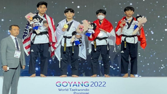 MEDALI : Andi Sultan (kedua dari kiri) meraih perunggu bersama wakil Vietnam An Ho saat turun pada nomor freestyle poomsae under 17 individual male dalam ajang Goyang World Taekwondo Poomsae Championship 2022 di Goyang, Korea Selatan, Sabtu (23/4/2022) wa